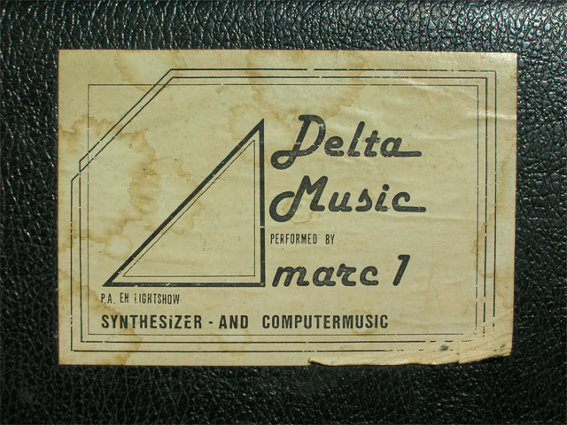 Photo eerste Logo Delta Music op papieren zelfklever